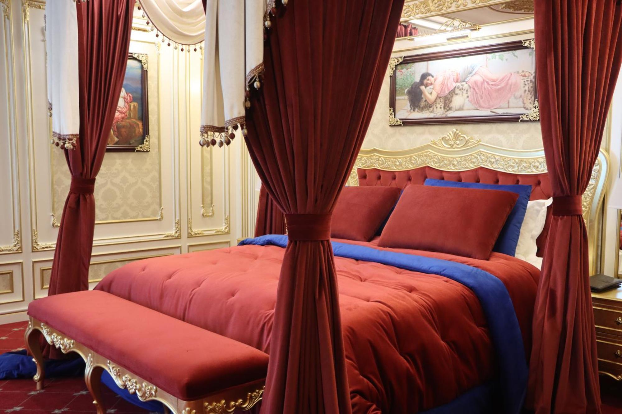 Cristal Erbil Hotel Exteriér fotografie A bed with curtains