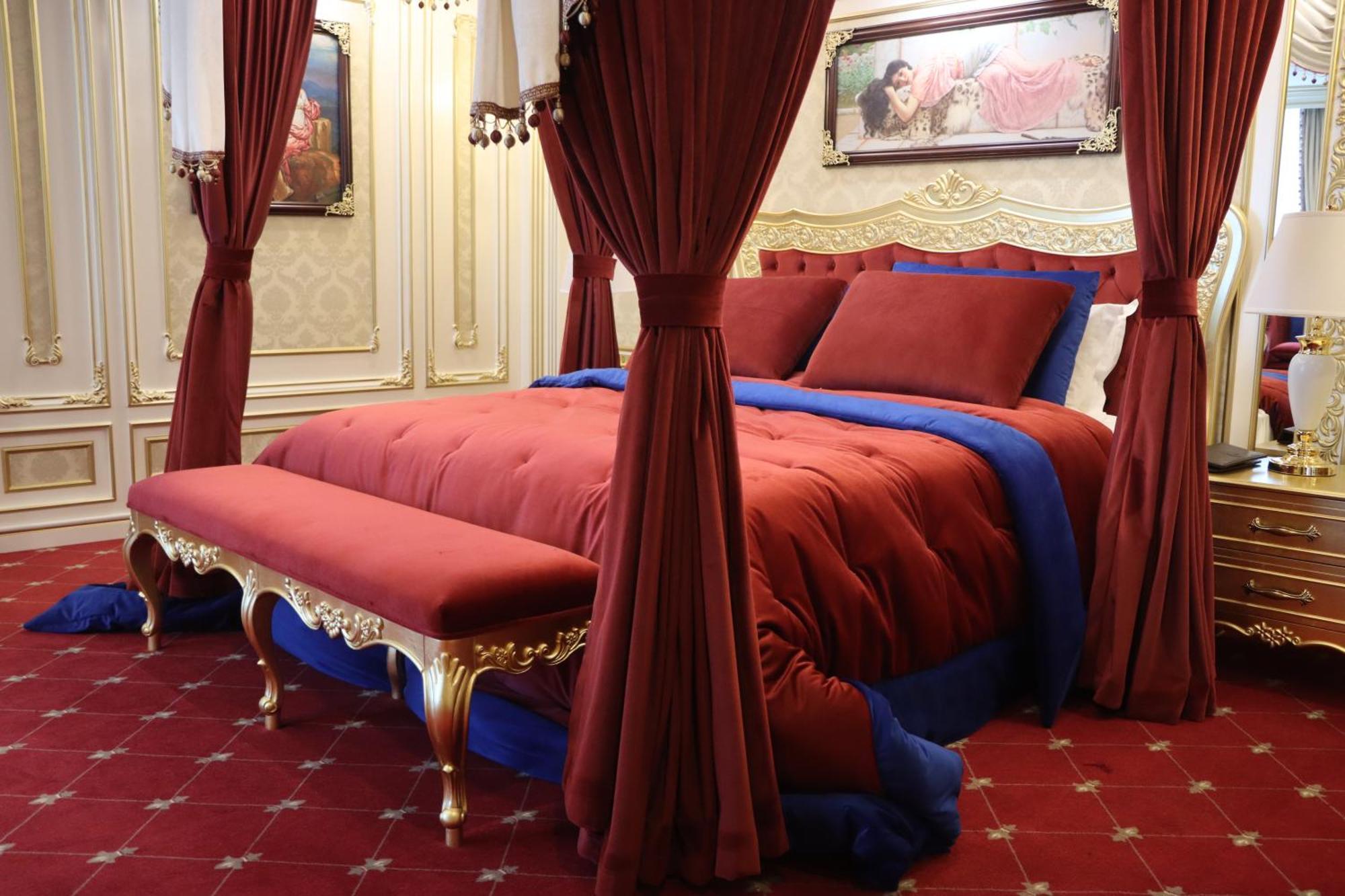 Cristal Erbil Hotel Exteriér fotografie A bed with curtains