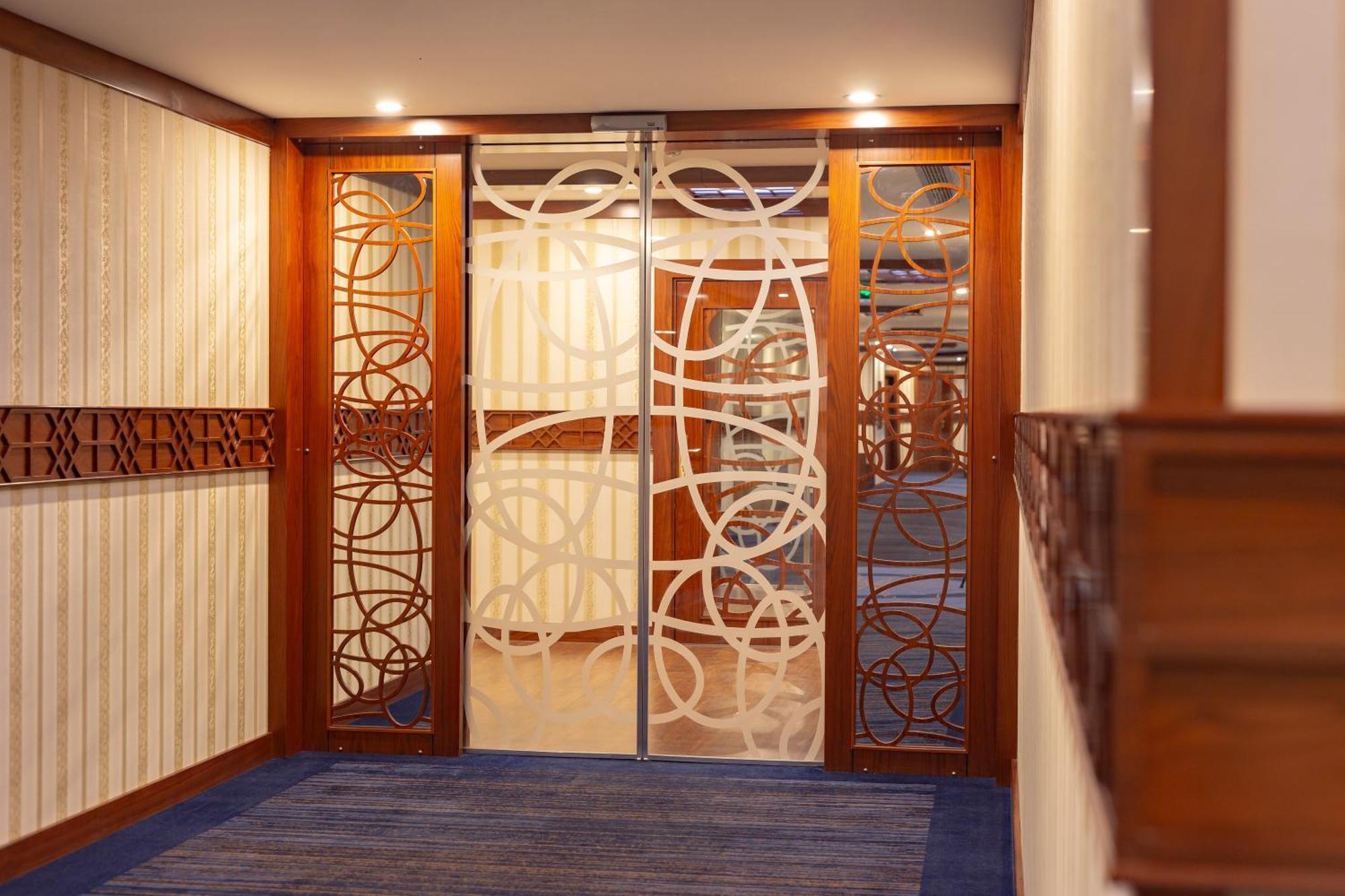 Cristal Erbil Hotel Exteriér fotografie A door with etched glass