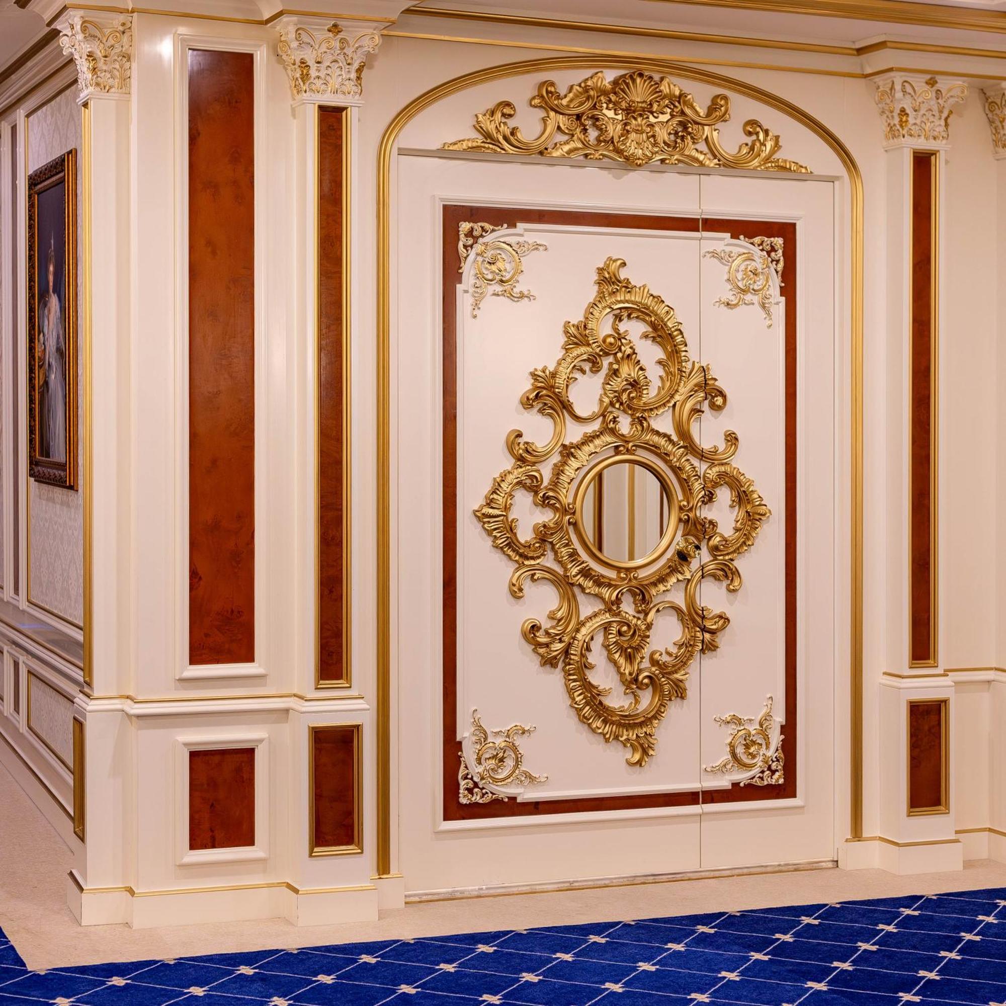 Cristal Erbil Hotel Exteriér fotografie A wall decorated with stucco