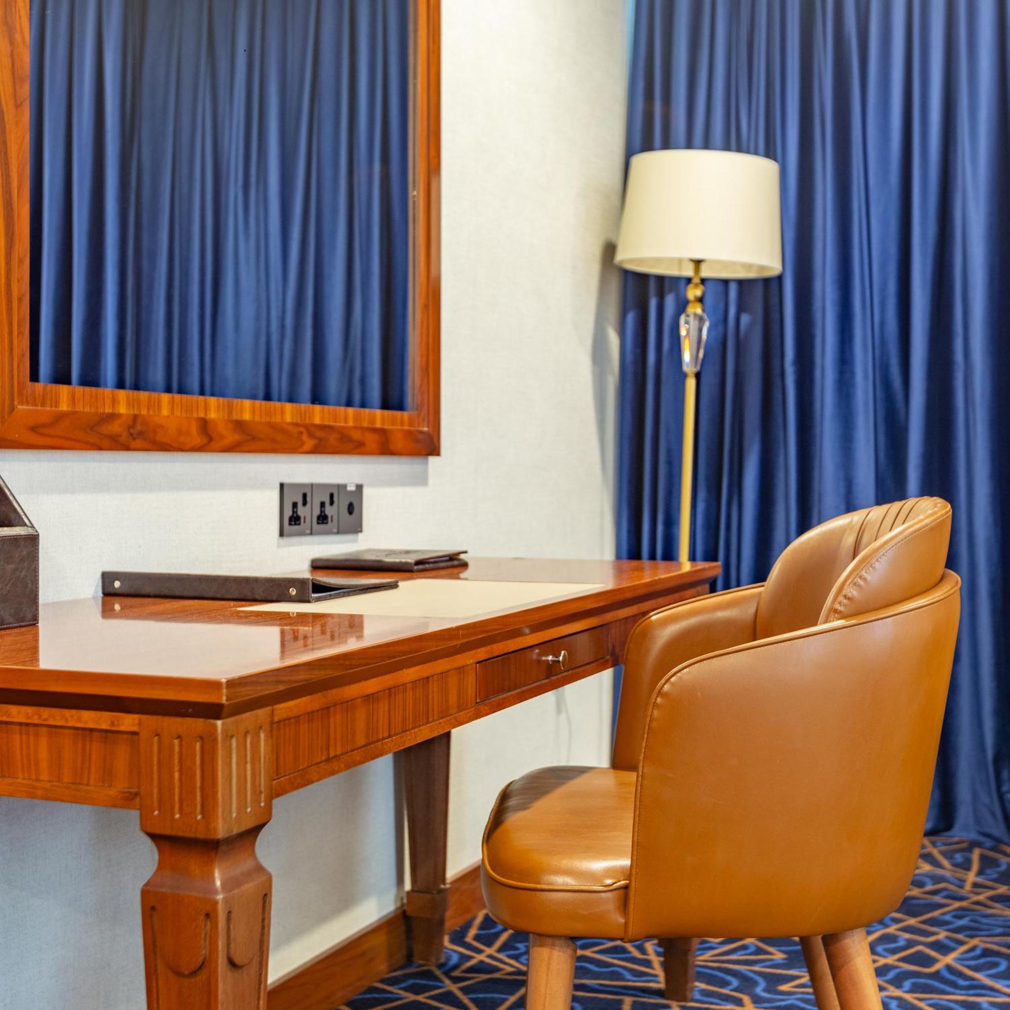 Cristal Erbil Hotel Exteriér fotografie A writing desk in a hotel room