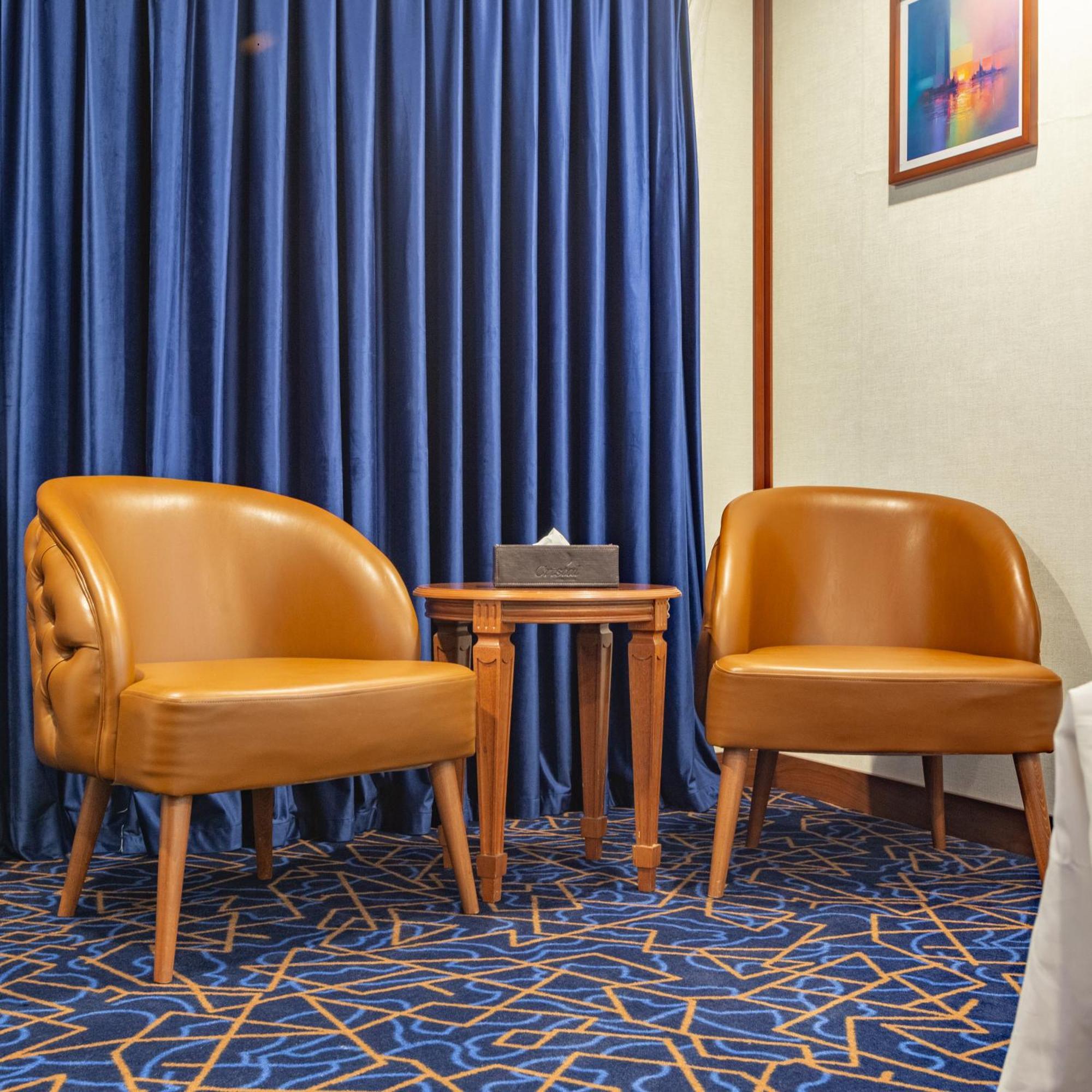 Cristal Erbil Hotel Exteriér fotografie A pair of club chairs